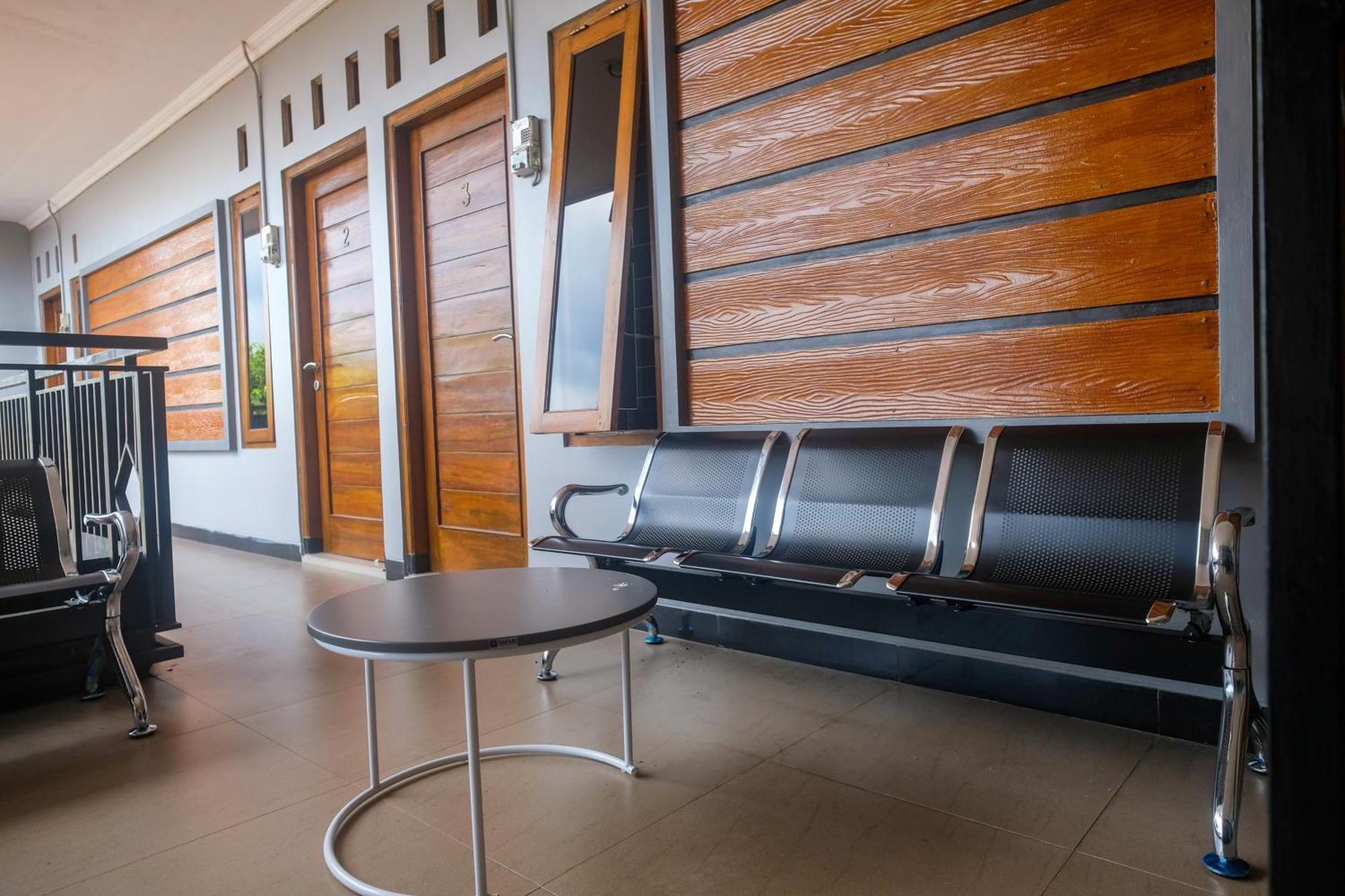 Al Abror Homestay Mandala Krida Mitra Reddoorz Yogyakarta Exterior photo